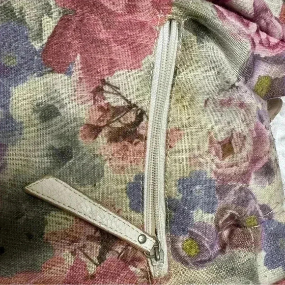 ELLE Brand Woman’s Floral Handbag With Multisectioned/Pocketed Inside - Picture 4 of 10